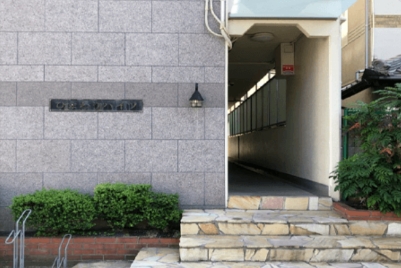 地下鉄東山線、名城線「本山駅」1番出口を出てすぐ右方向へ